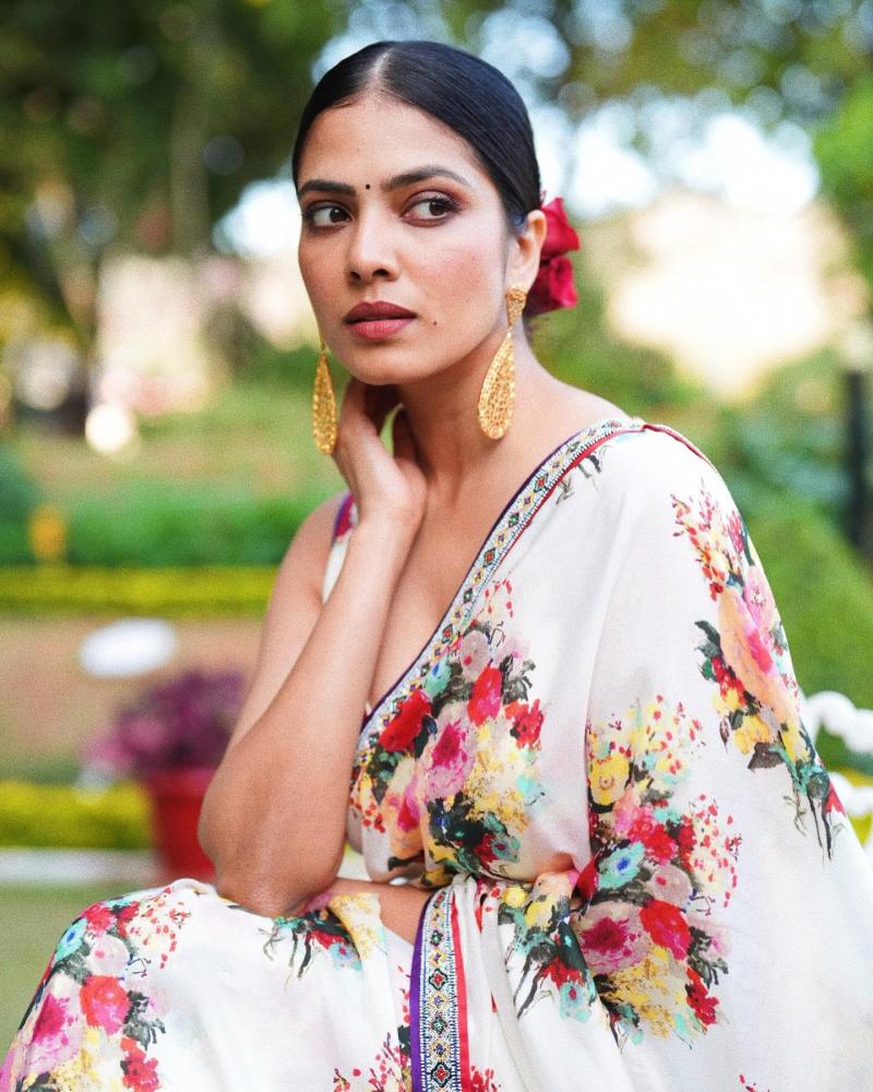 malavika-mohanan-hot-in-sarees